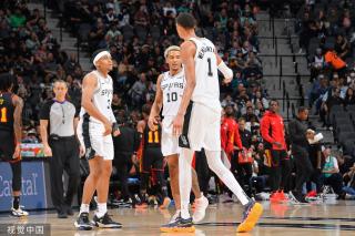 以其稳健的 以其稳健的